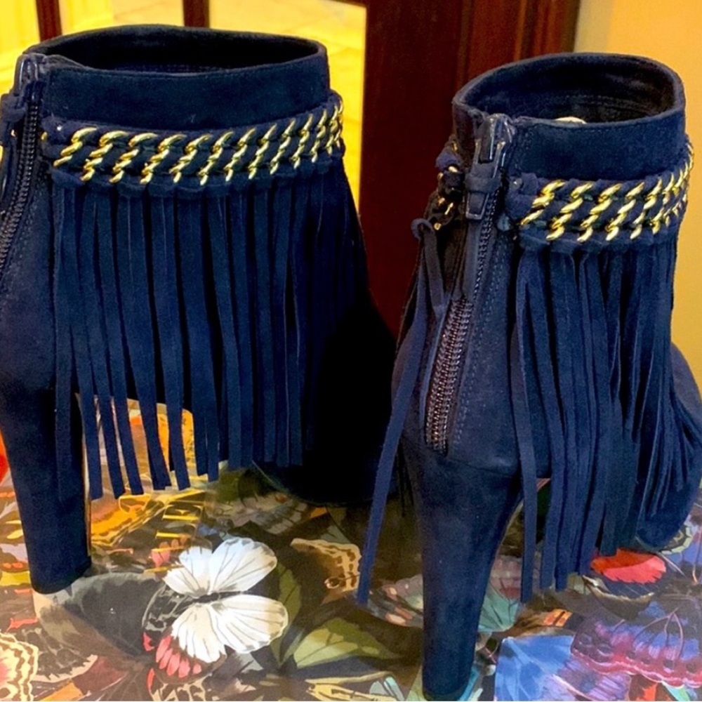 Stuart Weitzman - Picture 5 of 9